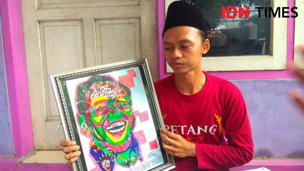 Inspiratif, Pemuda Cirebon Ubah Limbah Plastik Jadi Seni Lukis