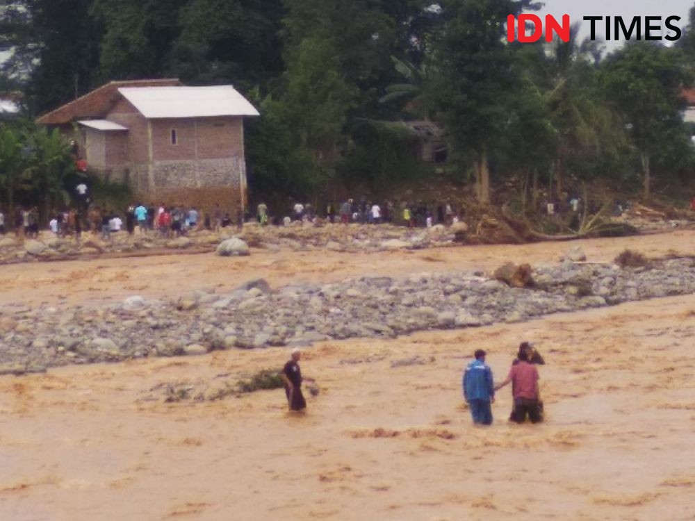 Korban Banjir Lebak Bertaruh Nyawa Sebrangi Sungai Demi Dapat Bantuan