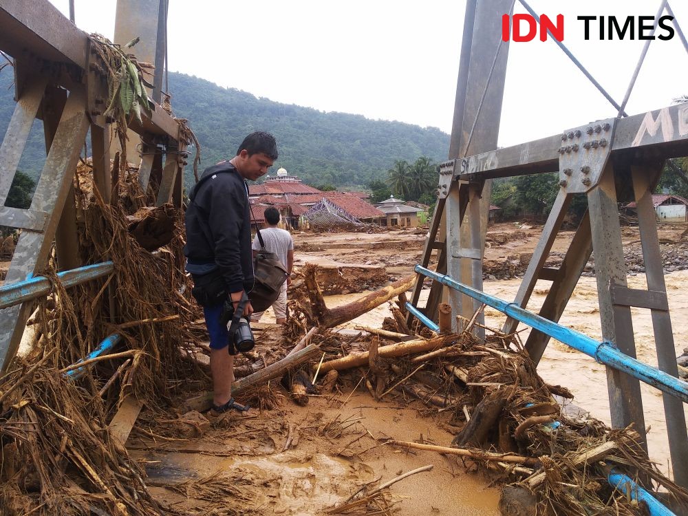 Korban Banjir Lebak Bertaruh Nyawa Sebrangi Sungai Demi Dapat Bantuan