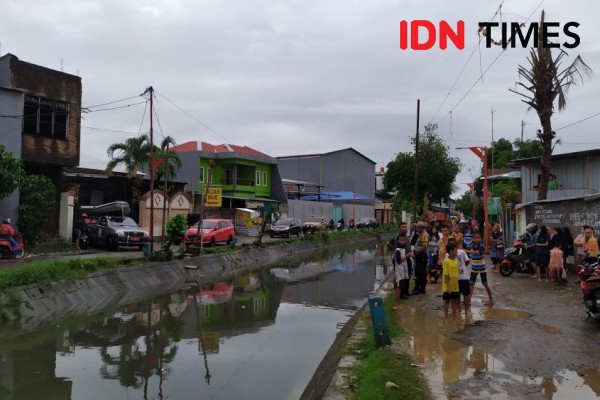 Disangka Boneka, Jasad Bayi Tersangkut di Pintu Air Kanal