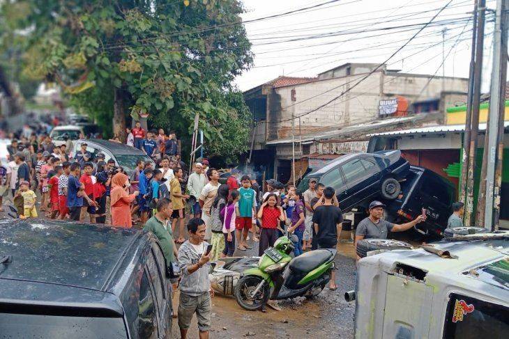 FOTO Banjir Jatiasih Surut Mobil Menumpuk Di Gerbang Perumahan IDN Times Jabar