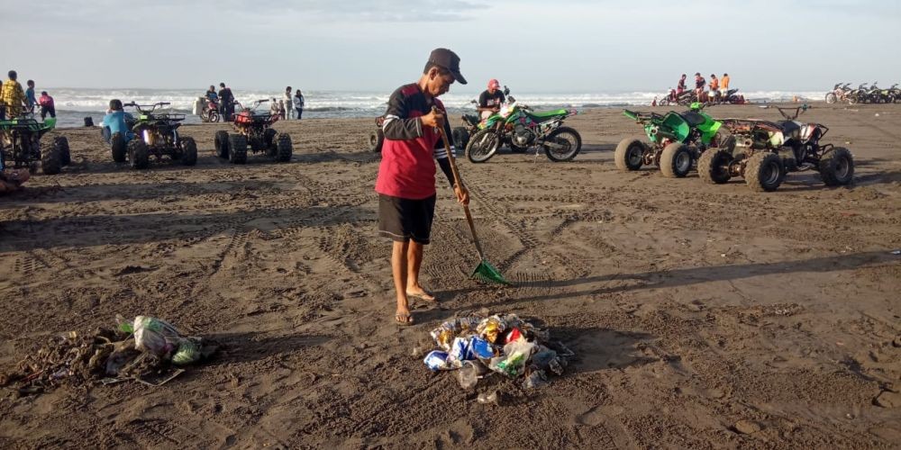 Usai Libur Tahun Baru, 15 Ton Sampah Menumpuk di Pantai Parangtritis