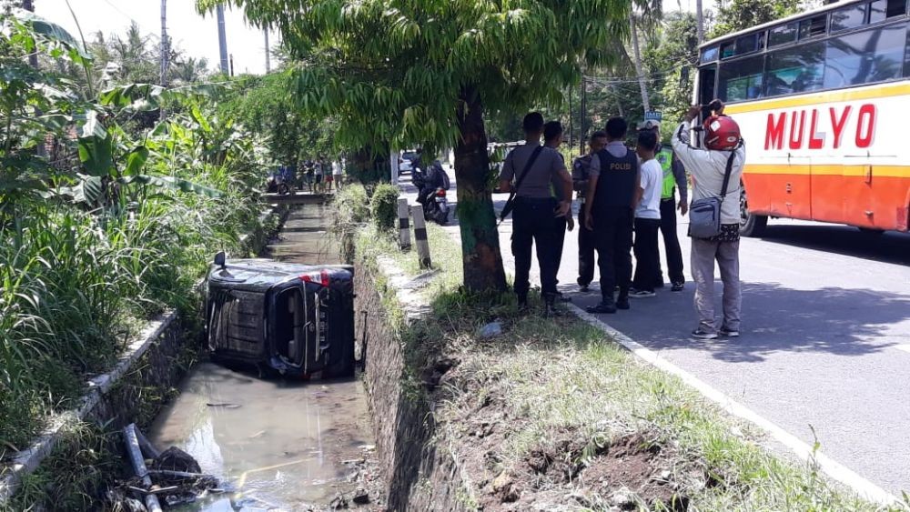 Ngebut Antar Bule ke Bandara YIA, Innova Malah Nyungsep Masuk Selokan 