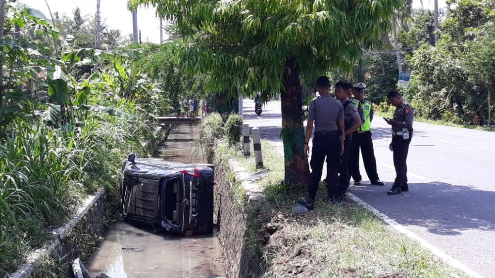 Ngebut Antar Bule ke Bandara YIA, Innova Malah Nyungsep Masuk Selokan 