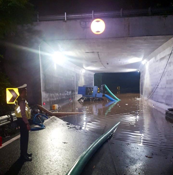 Tergenang Banjir, Terowongan Tol Cikunir Ditutup Sementara