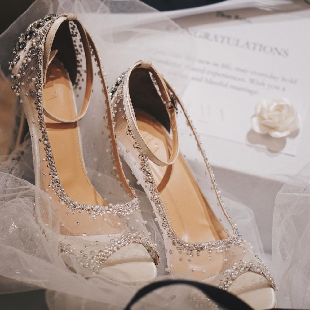 10 Sepatu  Pernikahan Artis Paling Memukau Bak Sepatu Kaca  Cinderella 