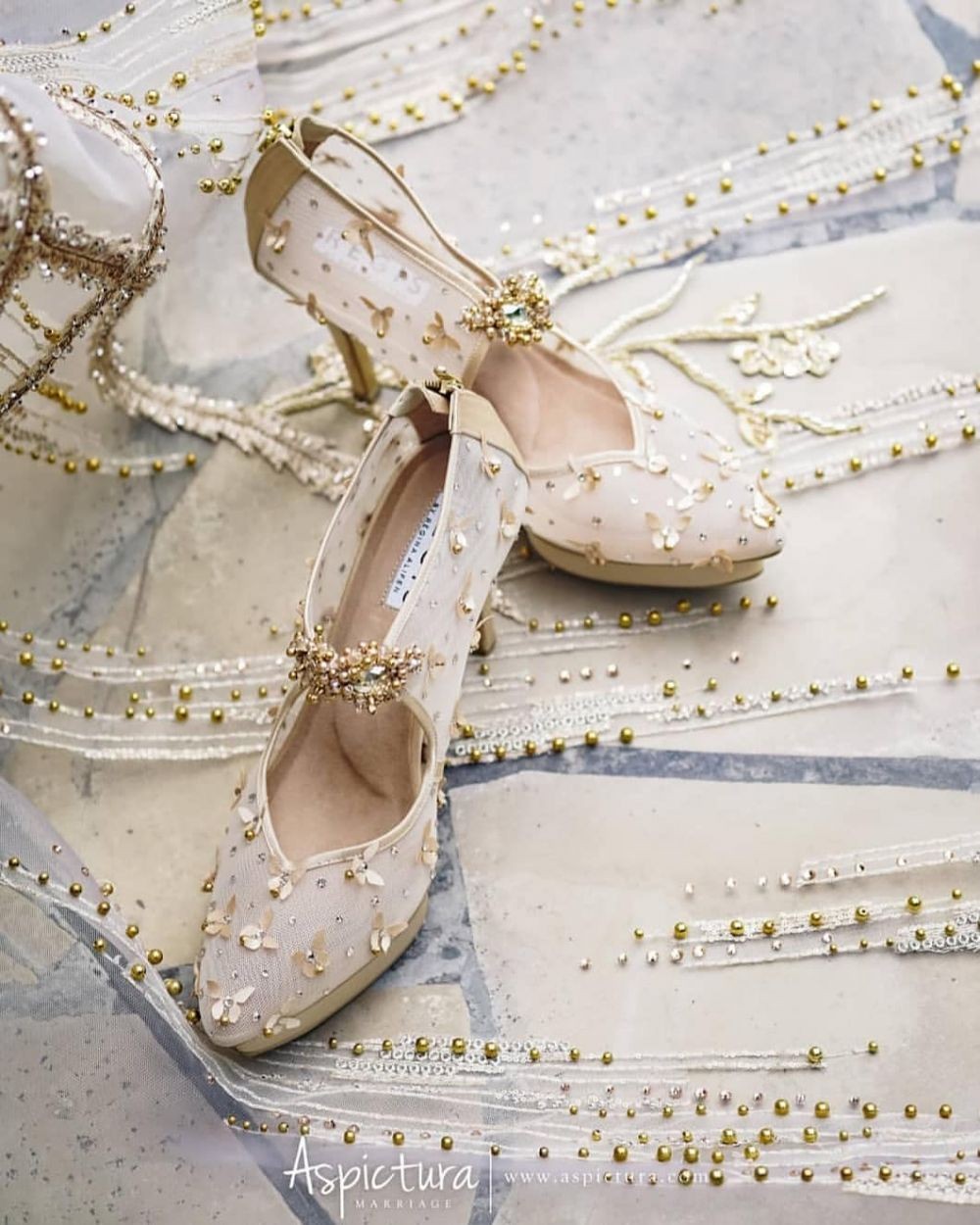 10 Sepatu Pernikahan  Artis Paling Memukau Bak Sepatu  Kaca 