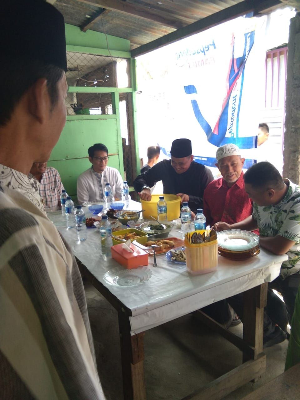 Usai Salat Jumat, Bobby Nasution Dijamu Warga Bilal Makan Pakkat