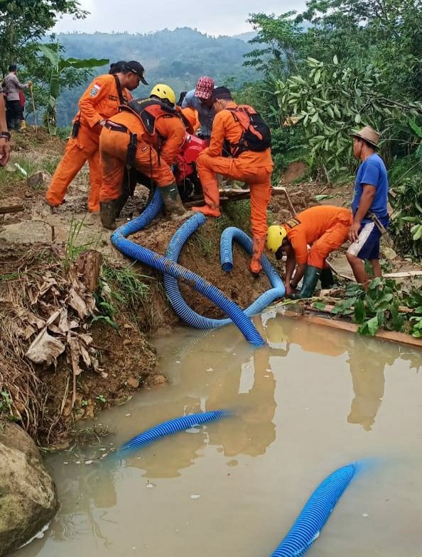 [FOTO] Tim SAR Bandung Evakuasi Warga Terisolasi Longsor di Bogor