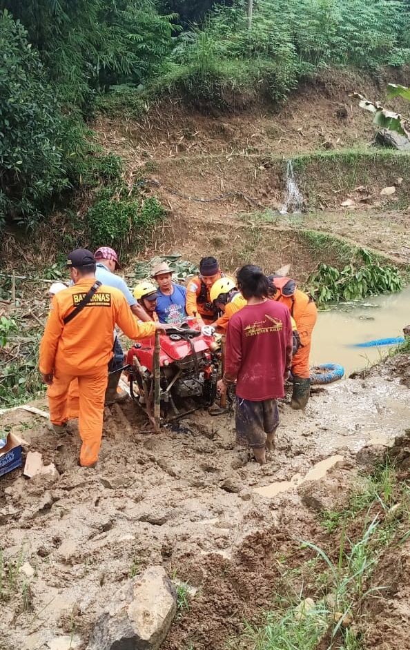 [FOTO] Tim SAR Bandung Evakuasi Warga Terisolasi Longsor di Bogor