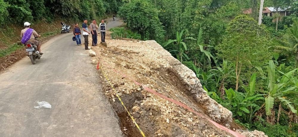 Sempat Longsor, Jalan Poros di Tana Toraja Berangsur Pulih 