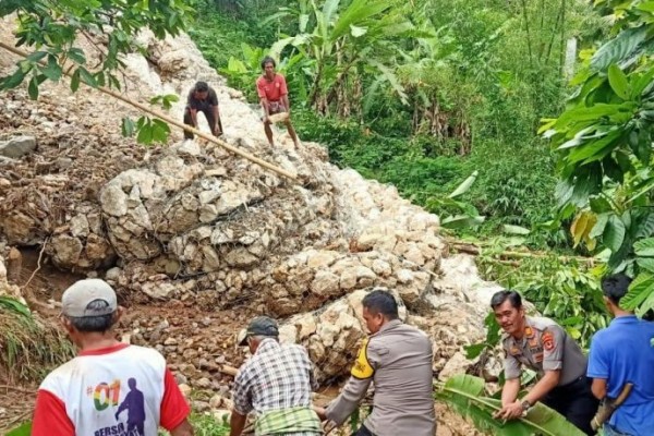 Sempat Longsor, Jalan Poros di Tana Toraja Berangsur Pulih