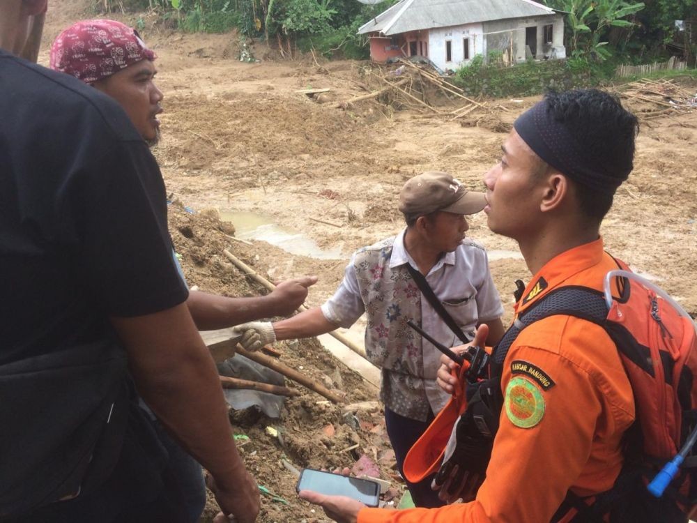 11 Desa di Bogor Terisolir, Tiga Orang Masih Tertimbun Longsor 