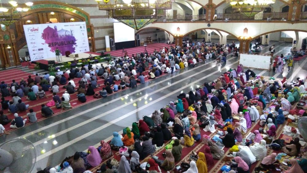 Beda dengan Masjid Raya, Hari Ini Masjid Pusdai Gelar Salat Jumat