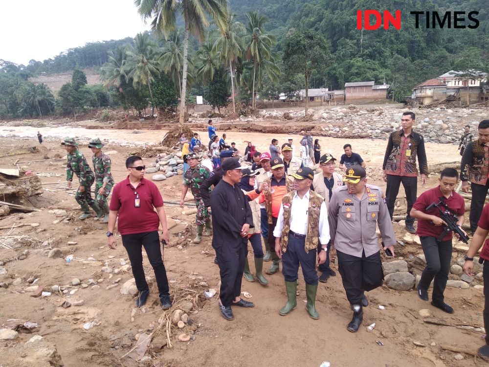 Tinjau Korban Banjir di Lebak, Menko PMK Cek Penyaluran Bantuan