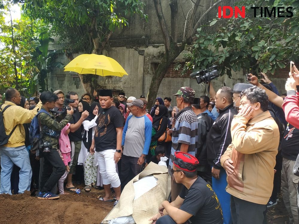 Presiden Jokowi Kirim Bunga untuk Mendiang Ibu Rizky Febian