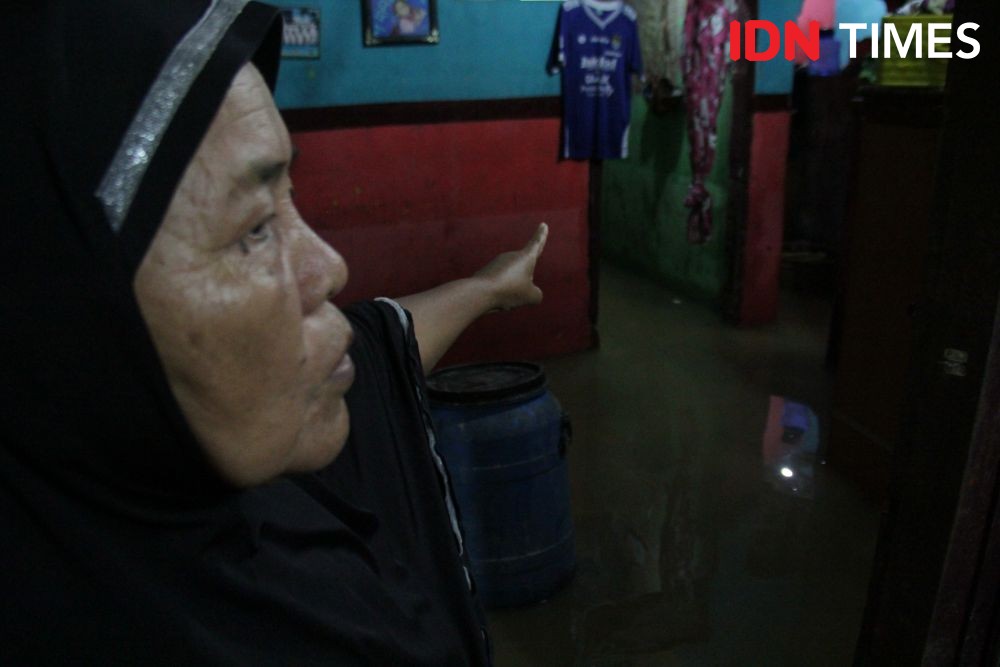 Lansia di Tangerang Bertaruh Nyawa di Tengah Banjir Demi Cucunya