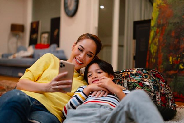 Bak Adik Kakak, 10 Potret Manis Bunga Citra Lestari & Noah Sinclair