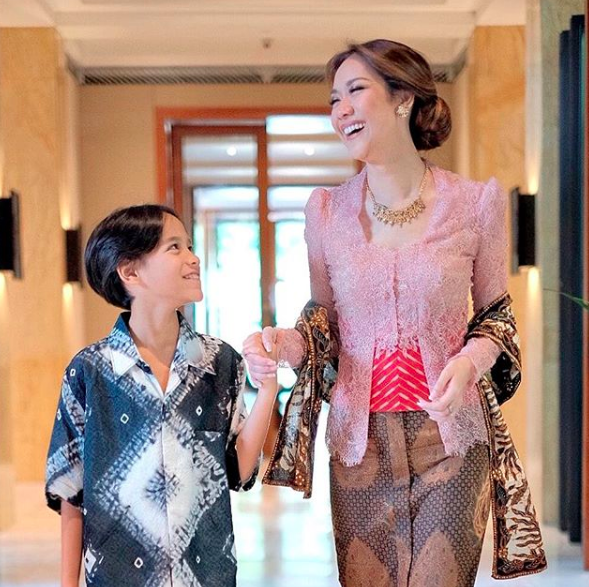 Bak Adik Kakak, 10 Potret Manis Bunga Citra Lestari & Noah Sinclair