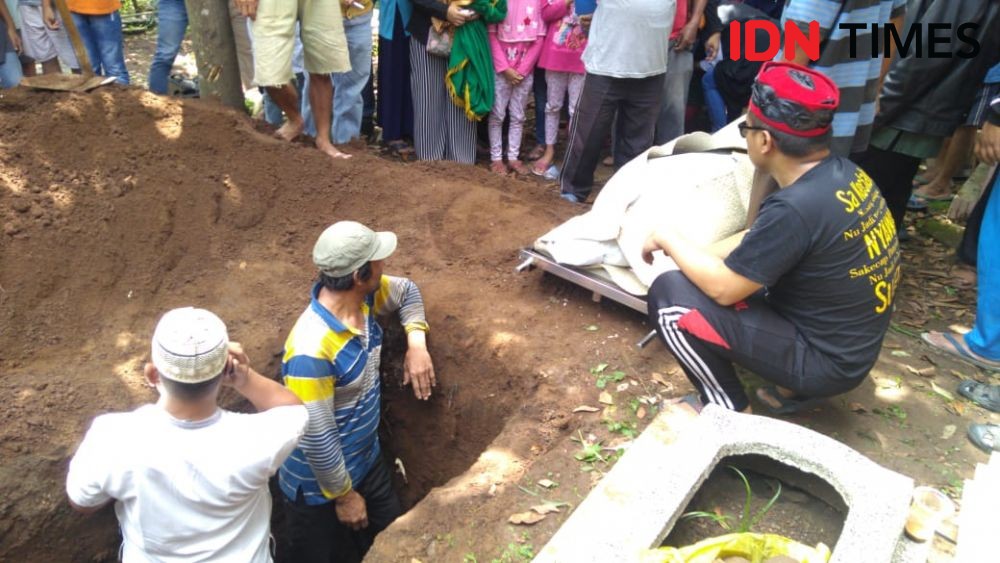 10 Momen Haru Pemakaman Mantan Istri Sule, Banjir Tangisan dan Doa