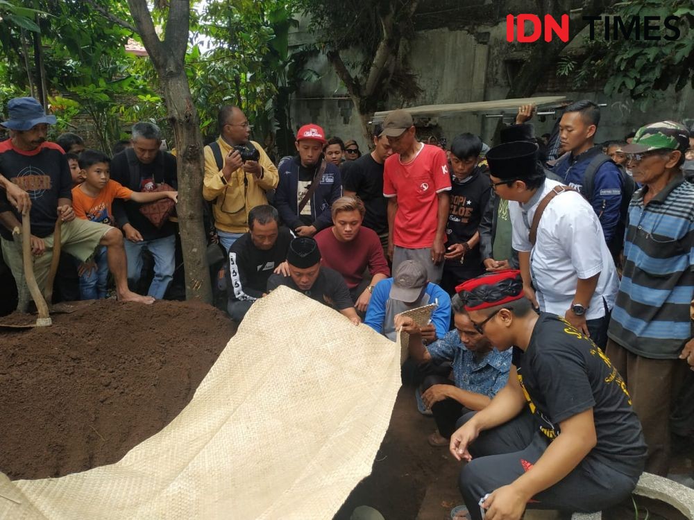 [FOTO] Segera Diotopsi, Makam Lina Dibongkar dan Jadi Perhatian Warga