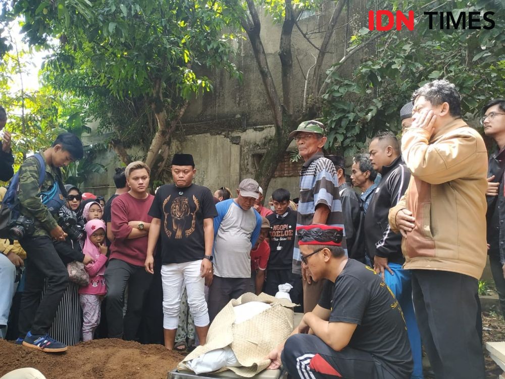 [FOTO] Suasana Haru dan Tangis Keluarga di Pemakaman Mantan Istri Sule