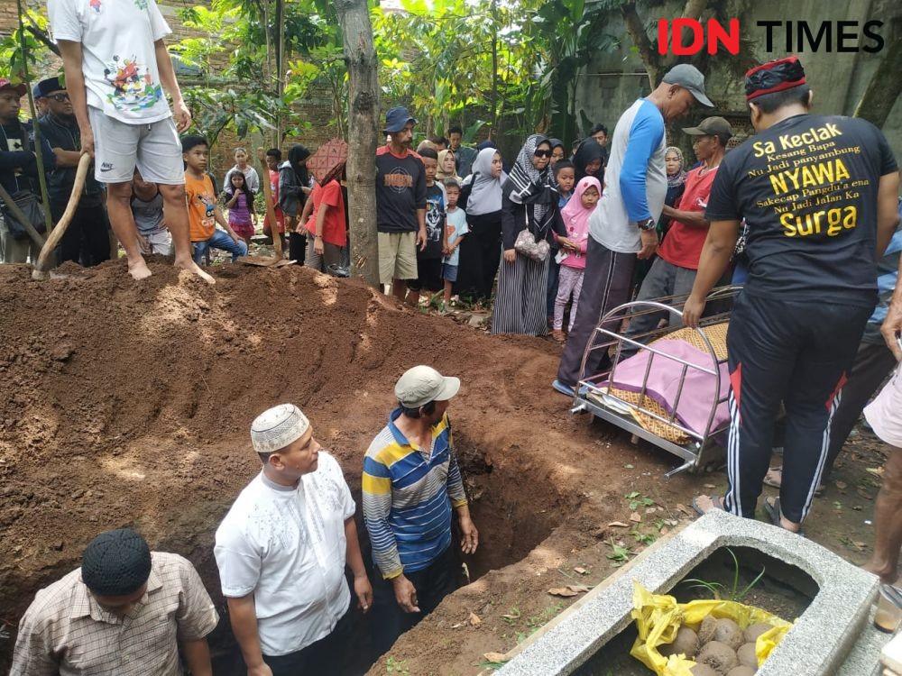 [FOTO] Suasana Haru dan Tangis Keluarga di Pemakaman Mantan Istri Sule