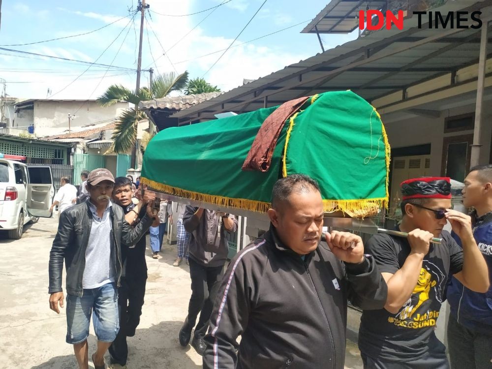 [FOTO] Suasana Haru dan Tangis Keluarga di Pemakaman Mantan Istri Sule