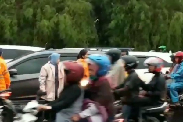 Hujan Deras Disertai Angin Landa Surabaya, Risma Langsung Meluncur