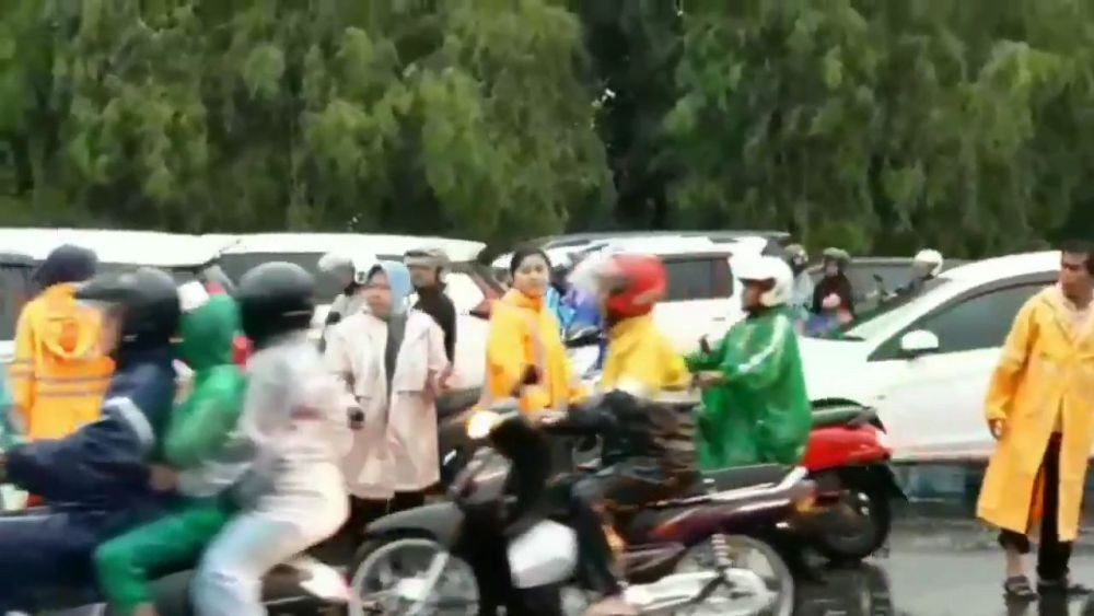 Hujan Deras Disertai Angin Landa Surabaya, Risma Langsung Meluncur