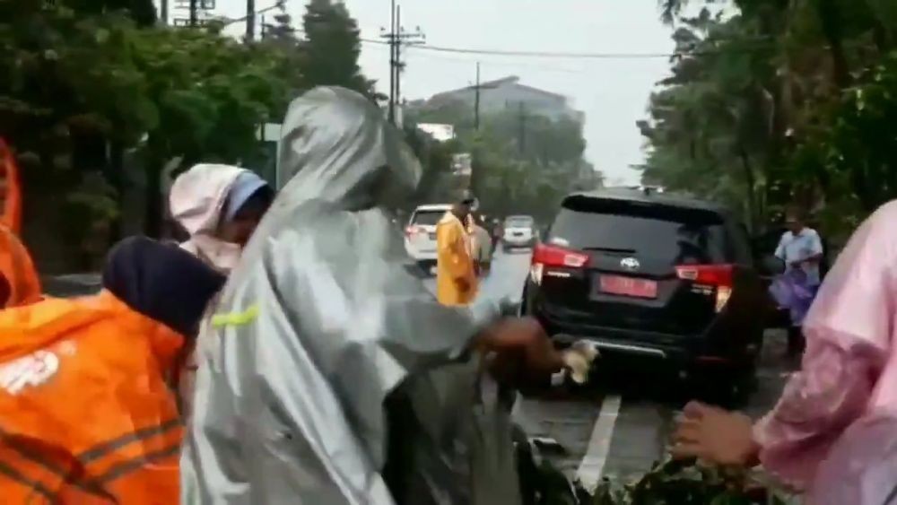 Hujan Deras Disertai Angin Landa Surabaya, Risma Langsung Meluncur