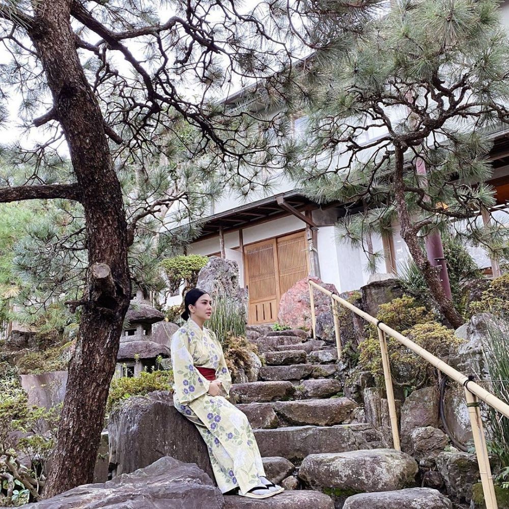 Liburan ke Inggris dan Jepang, Syahrini Menemani Reino Pulang Kampung