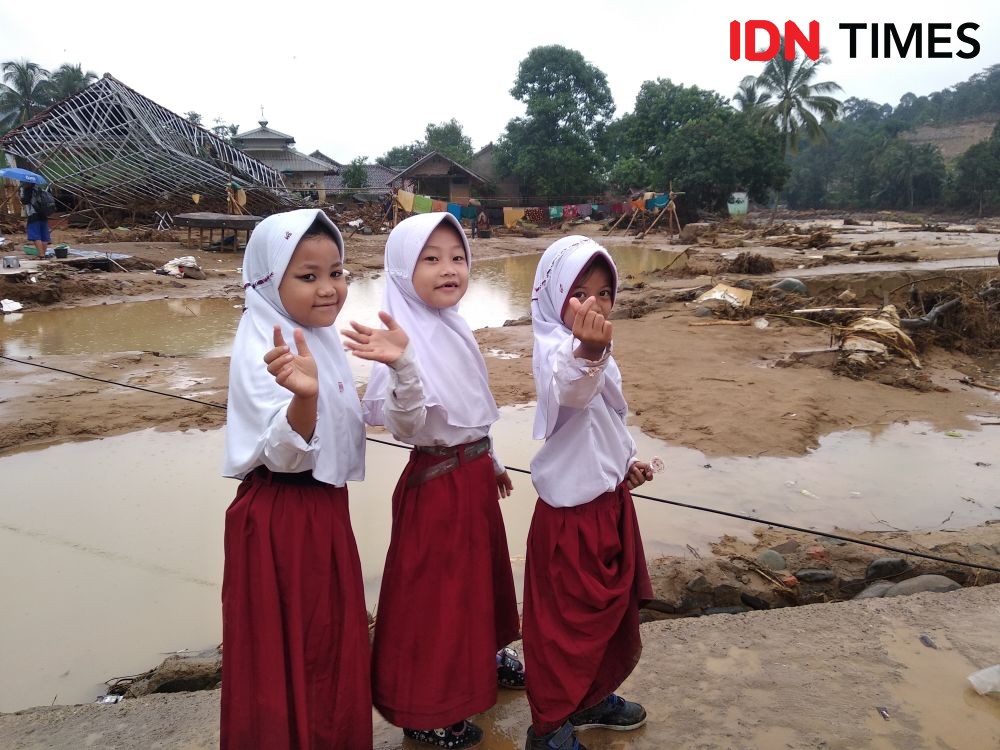 Haru, Siswa Tetap Datang ke Sekolah yang Hancur Disapu Banjir Lebak