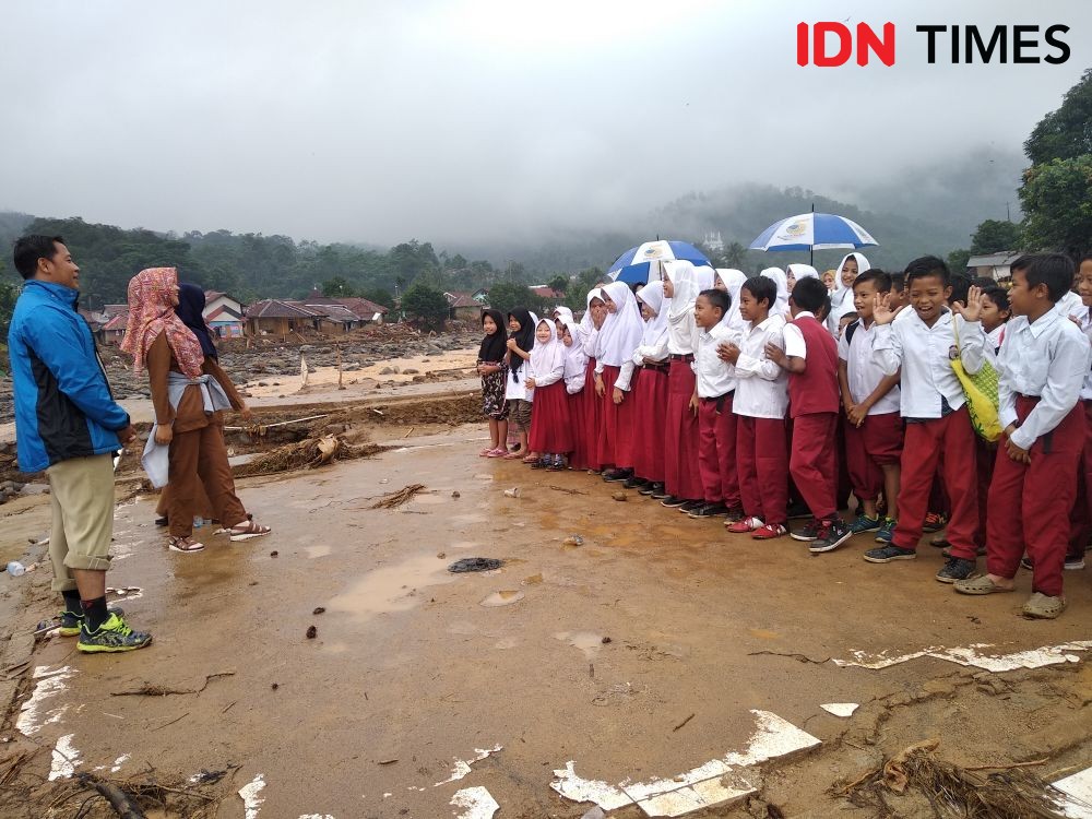 Haru, Siswa Tetap Datang ke Sekolah yang Hancur Disapu Banjir Lebak