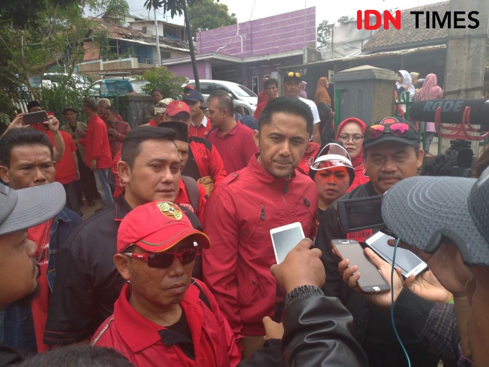 Resmi Jadi Kader PDIP, Hengky Kurniawan Pamer Gunakan Jaket Merah