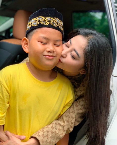 10 Momen Kedekatan Dewi Perssik dengan Gabriel Felice, So Sweet Abis!