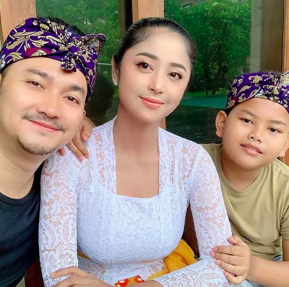 10 Momen Kedekatan Dewi Perssik dengan Gabriel Felice, So Sweet Abis!