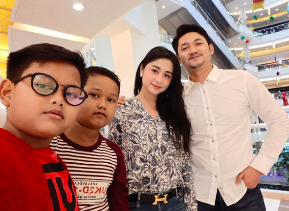 10 Momen Kedekatan Dewi Perssik dengan Gabriel Felice, So Sweet Abis!