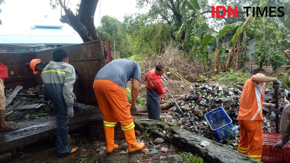 Duh, Sampah Plastik Menumpuk di Pintu Air Kota Makassar