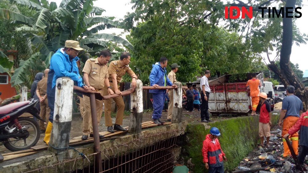 Pj Wali Kota Prihatin Lihat Pintu Air di Makassar Dipenuhi Sampah