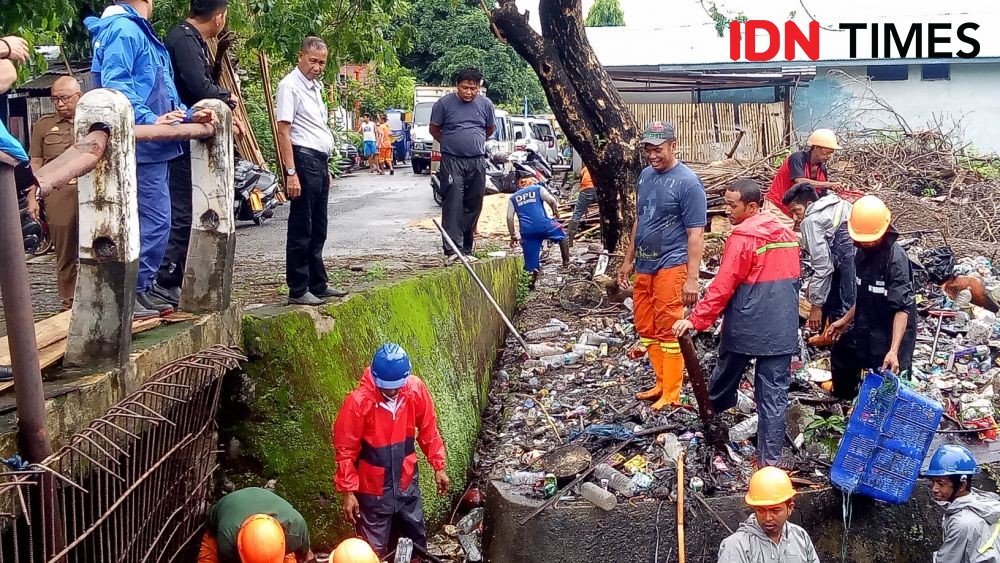 Pj Wali Kota Prihatin Lihat Pintu Air di Makassar Dipenuhi Sampah