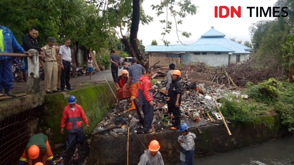 Duh, Sampah Plastik Menumpuk di Pintu Air Kota Makassar
