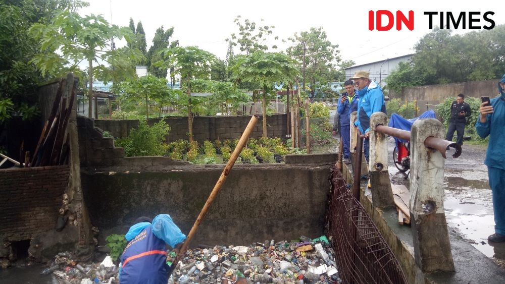Pj Wali Kota Prihatin Lihat Pintu Air di Makassar Dipenuhi Sampah