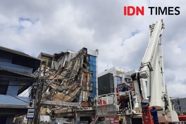 Ternyata Gedung 4 Lantai di Slipi yang Ambruk Miring Sudah 2 Tahun