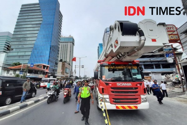 Hujan Deras Bubarkan Warga yang Menonton Gedung Ambruk di Slipi