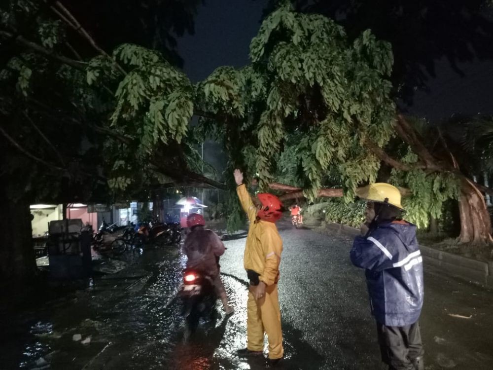 Gubernur Jatim Beri Santunan Korban Tertimpa Pohon Tumbang di Surabaya