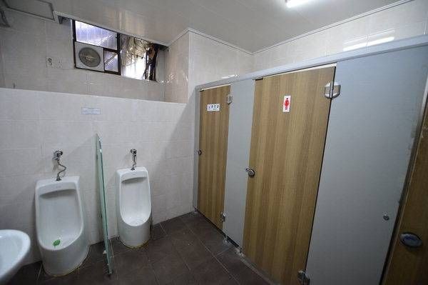 Hasil gambar untuk Toilet di Korea Selatan kebanyakan yang bersifat unisex, sehingga kamu bisa saja berpapasan dengan lawan jenis, jadi kamu yang tidak perlu panik ya!