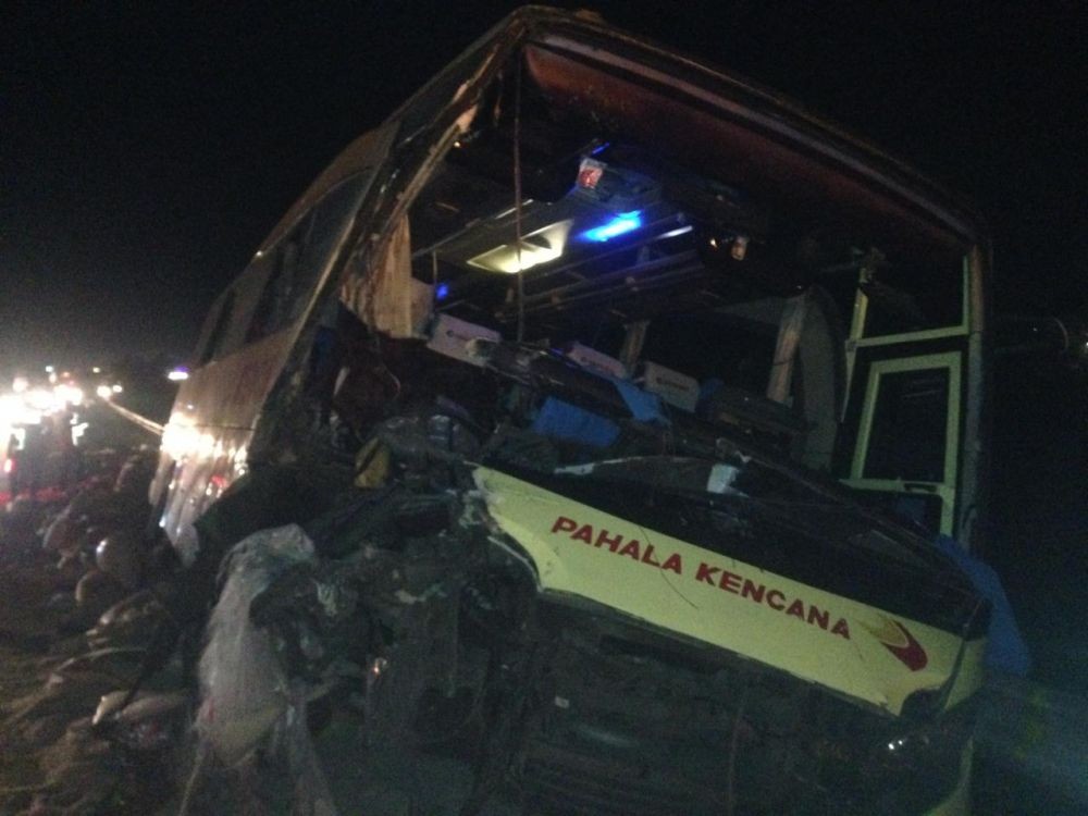 Dua Orang Tewas Akibat Kecelakaan Maut Bus dan Truk di Tol Cipali