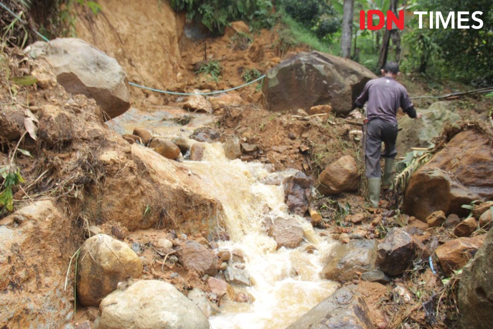 Warga Terdampak Longsor Desa Cileuksa Sukajaya Bogor Trauma Hujan