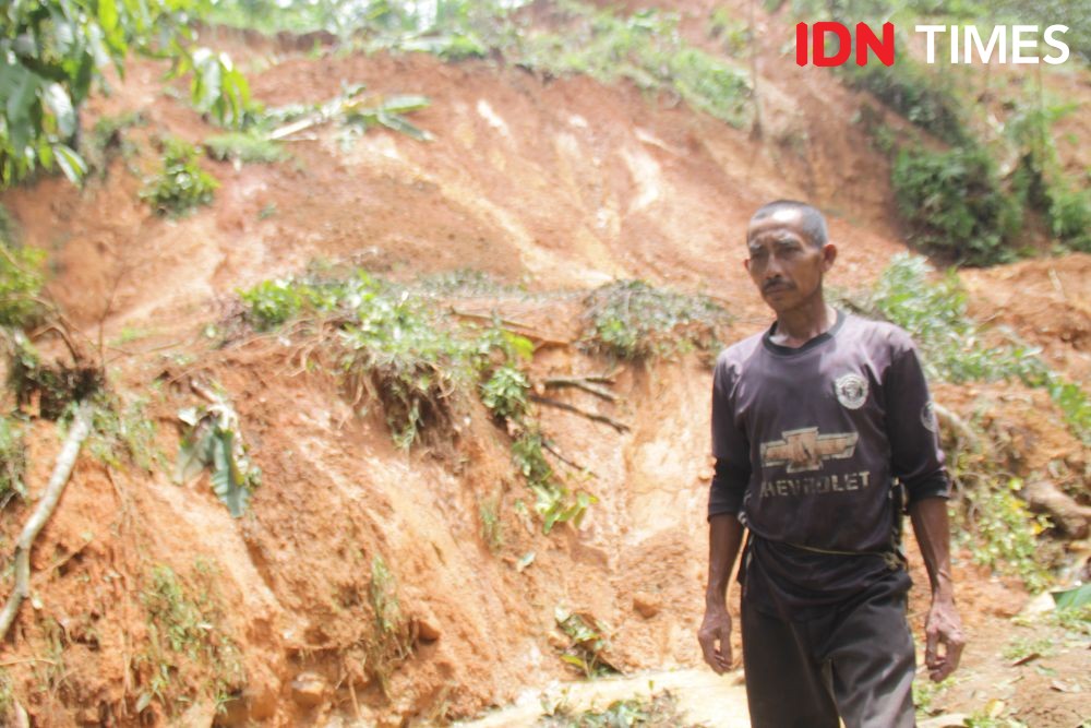 Warga Terdampak Longsor Desa Cileuksa Sukajaya Bogor Trauma Hujan